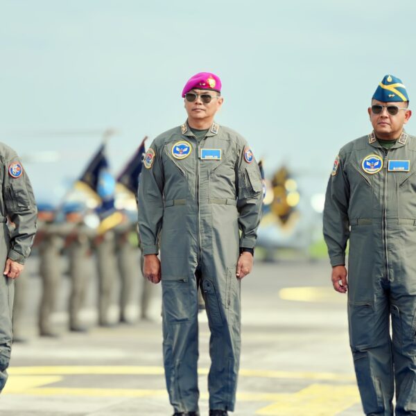 Kas Kormar Terima Brevet Kehormatan Penerbang TNI AL