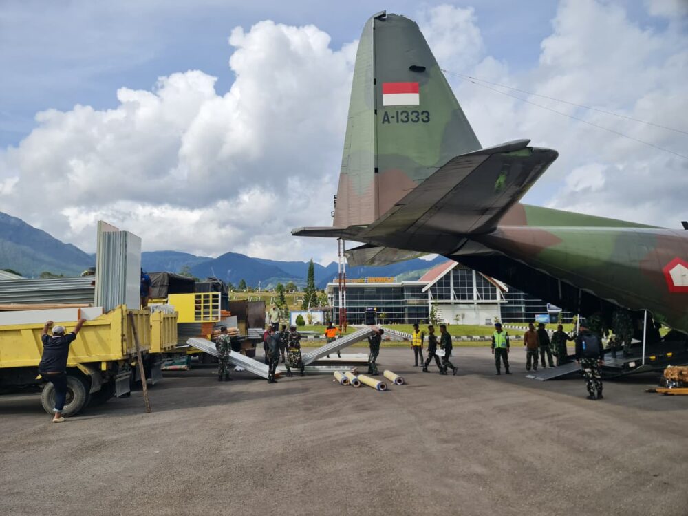 TNI AU Angkut 12 Ton Material Huntara ke Kabupaten Bener Meriah