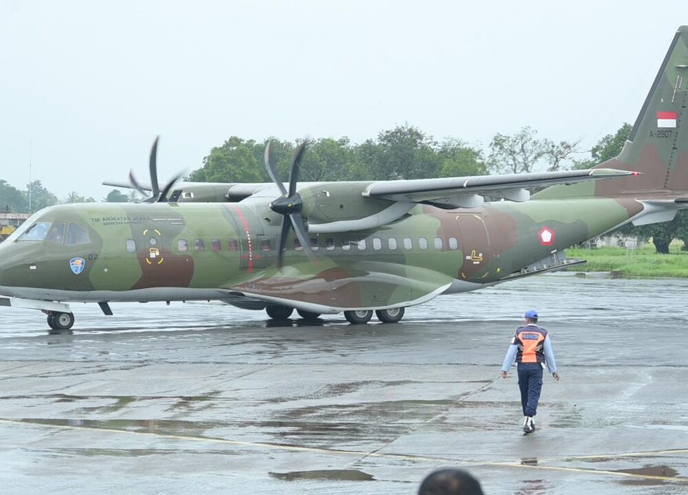 CN-295 TNI AU Kirim Ransum Dukung Operasi SAR Pesawat ATR 42-500