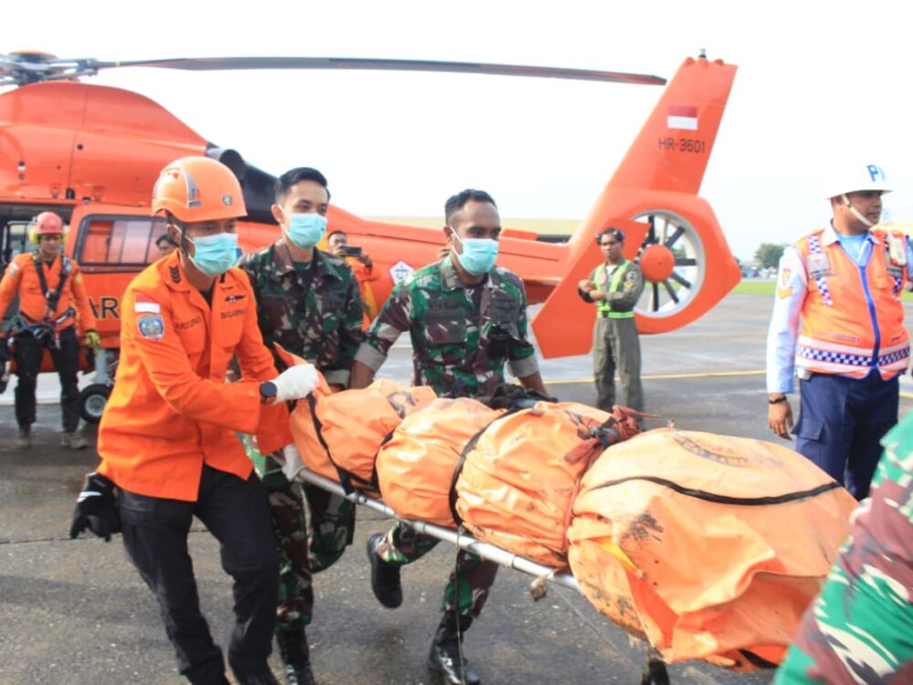Satu Jenazah Korban Jatuhnya Pesawat ATR 42-500 Berhasil Dievakuasi ke Lanud Sultan Hasanuddin