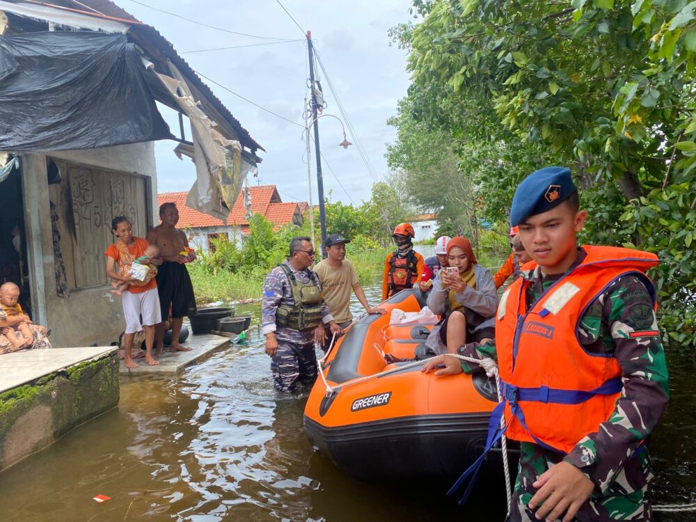 Lanud J.B. Soedirman Kerahkan Personel Bantu Penanganan Banjir Pekalongan