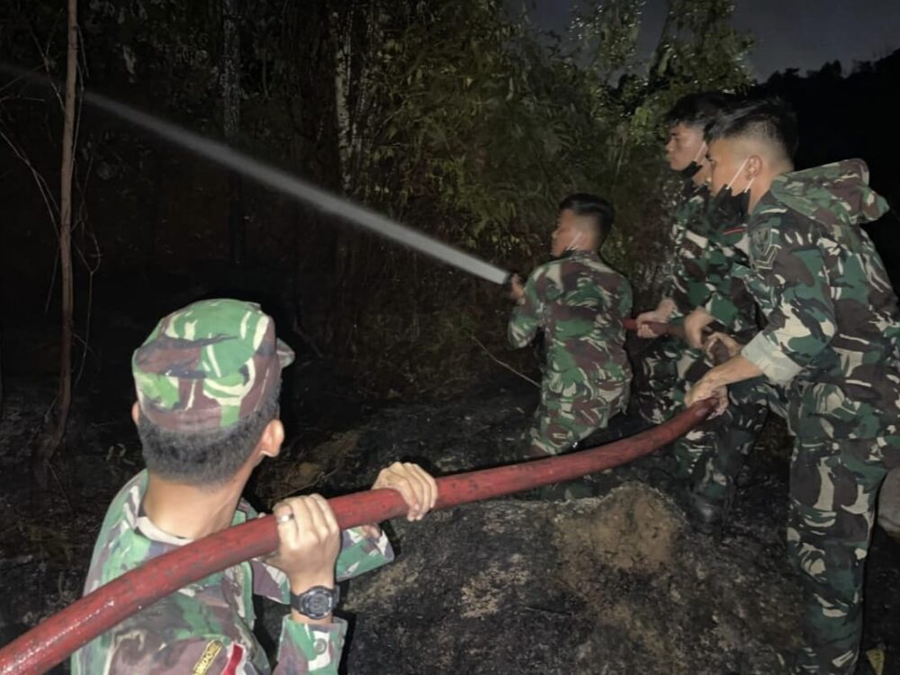 Respons Cepat Lanud Hang Nadim Padamkan Kebakaran di Wilayah KKOP Bandara