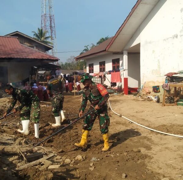 Bersihkan SDN 100704 Hutagodang, TNI AD Pulihkan Sarana Pendidikan Pascabanjir