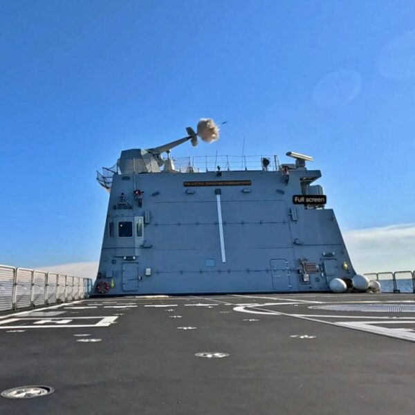 KRI Prabu Siliwangi-321 Tembakkan Meriam Sovraponte 76MM untuk Pertama Kalinya