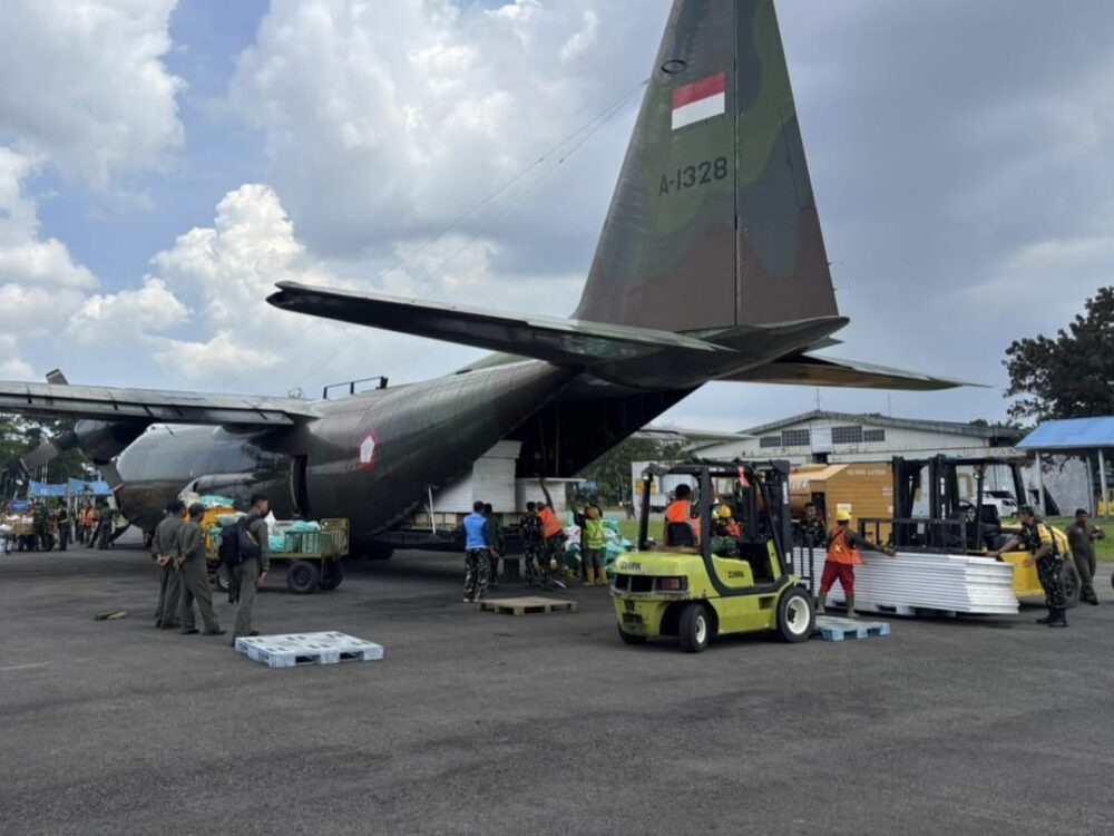 TNI AU Terus Distribusikan Material Huntara untuk Percepat Pembangunan Hunian Sementara