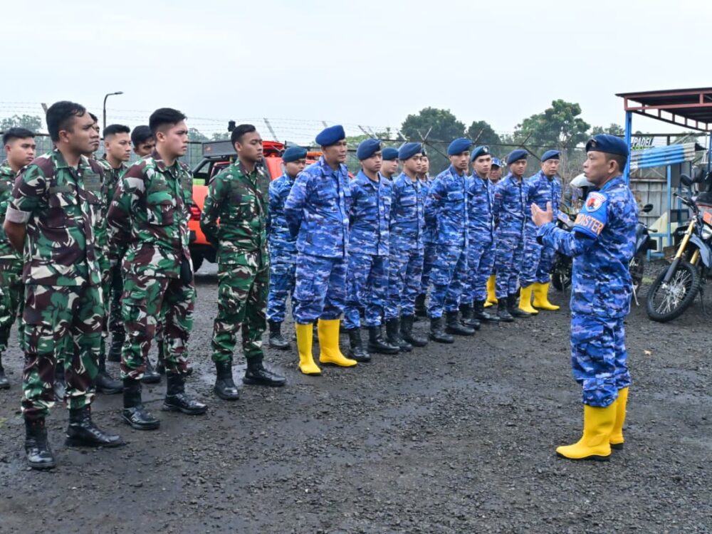 Danlanud Husein Sastranegara Kerahkan Prajurit Bantu Tangani Longsor di Cisarua Bandung Barat