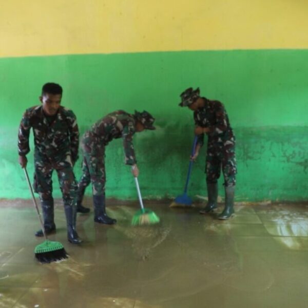 TNI Pulihkan MIN 2 Pidie Jaya Pasca Tertimbun Lumpur Banjir Bandang