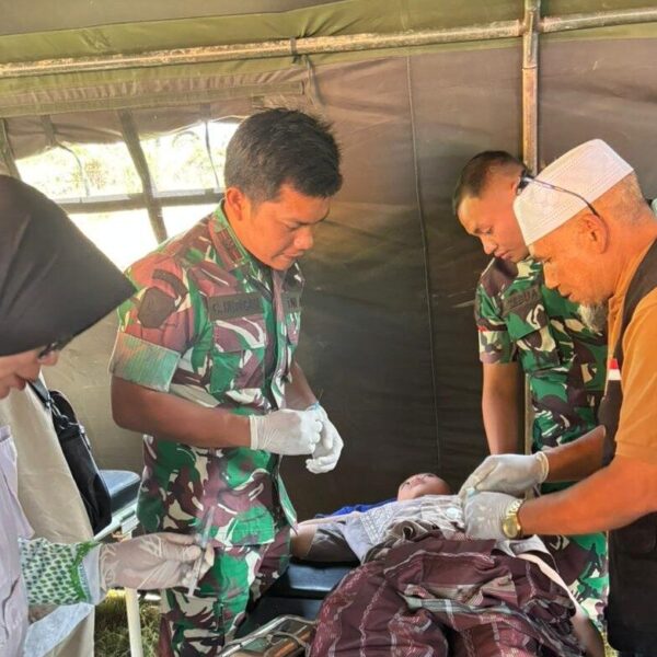 TNI AD dan Relawan Gelar Bakti Kesehatan bagi Korban Banjir di Pameu: Ada Sunat Massal juga!