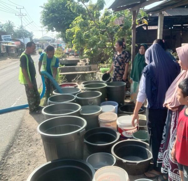 TNI AD Suplai Air Bersih bagi Warga Pascabanjir Bandang di Padang