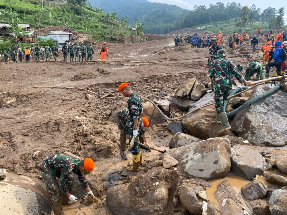 Prajurit Korpasgat Terus Bergerak Evakuasi Korban Longsor di Bandung Barat