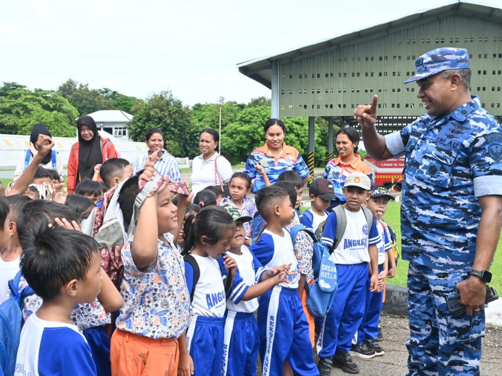 Lanud El Tari Kenalkan Dunia Dirgantara kepada Ratusan Siswa TK dan PAUD