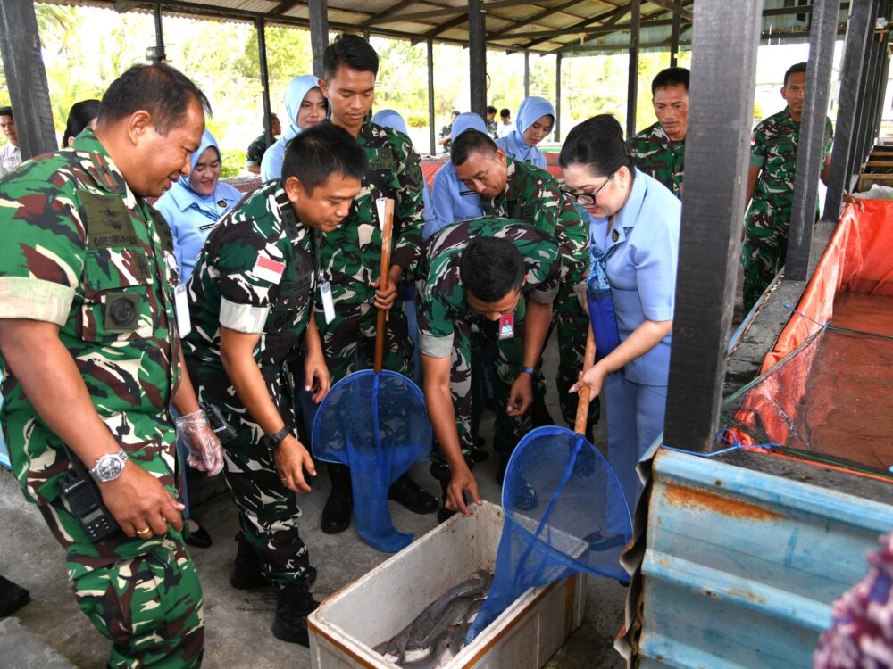 Lanud RSA Natuna Tebar 4.000 Bibit Ikan Nila Merah untuk Dukung Ketahanan Pangan