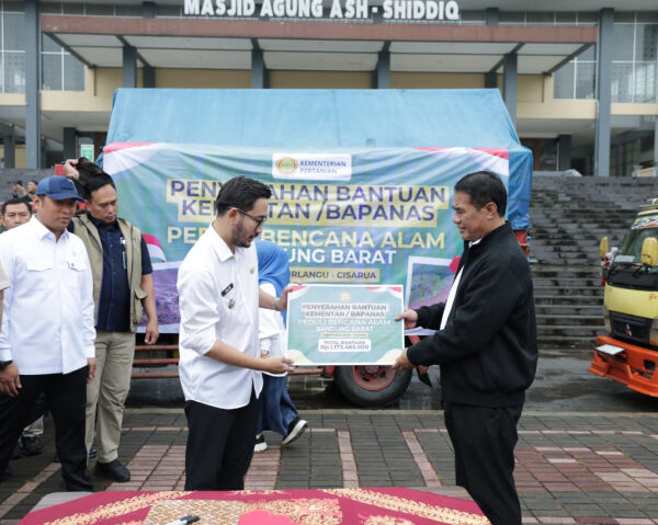 Mentan Amran Gerak Cepat Salurkan 24 Truk Bantuan Untuk Korban Longsor Cisarua, Siapkan Solusi Permanen Cegah Bencana