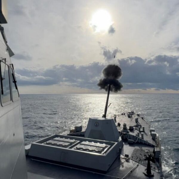 Perdana, KRI Prabu Siliwangi-321 Laksanakan Uji Coba Penembakan Meriam 127 MM
