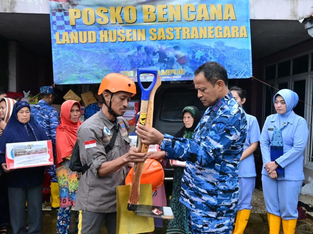 TNI AU Salurkan Bantuan untuk Korban Longsor Cisarua Bandung Barat
