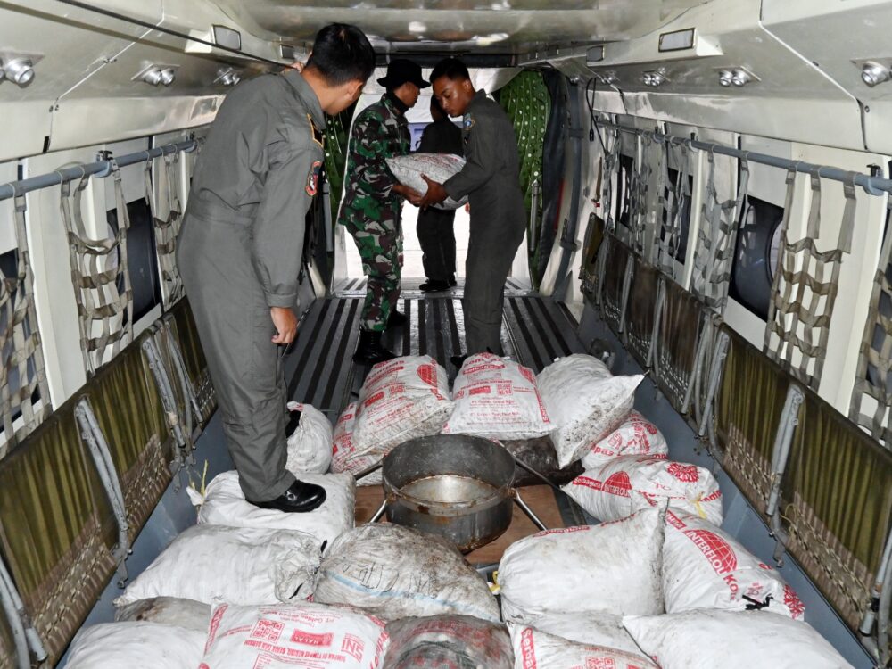 Lanud Sulaiman dan Pemkab Bandung Tebar Benih Pohon dari Udara dengan Pesawat Casa C-212 TNI AU