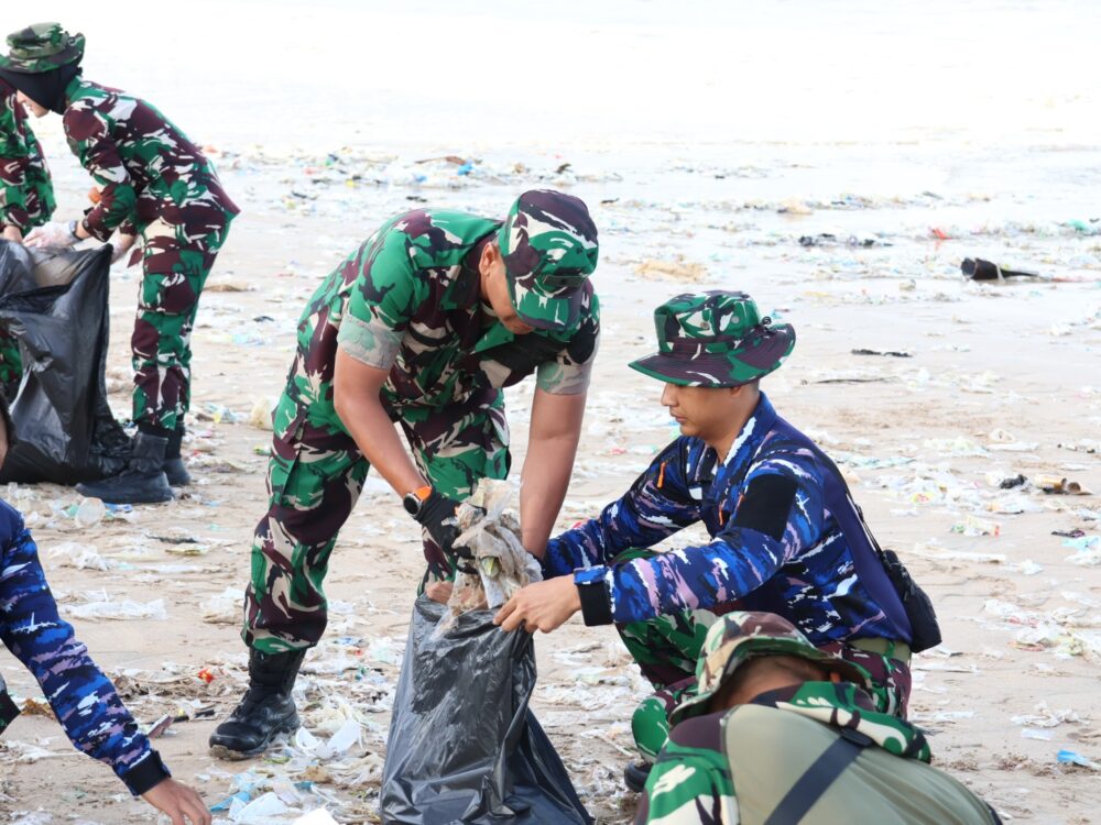 Aksi Gotong Royong Lanud I Gusti Ngurah Rai Bersihkan Pantai Kuta