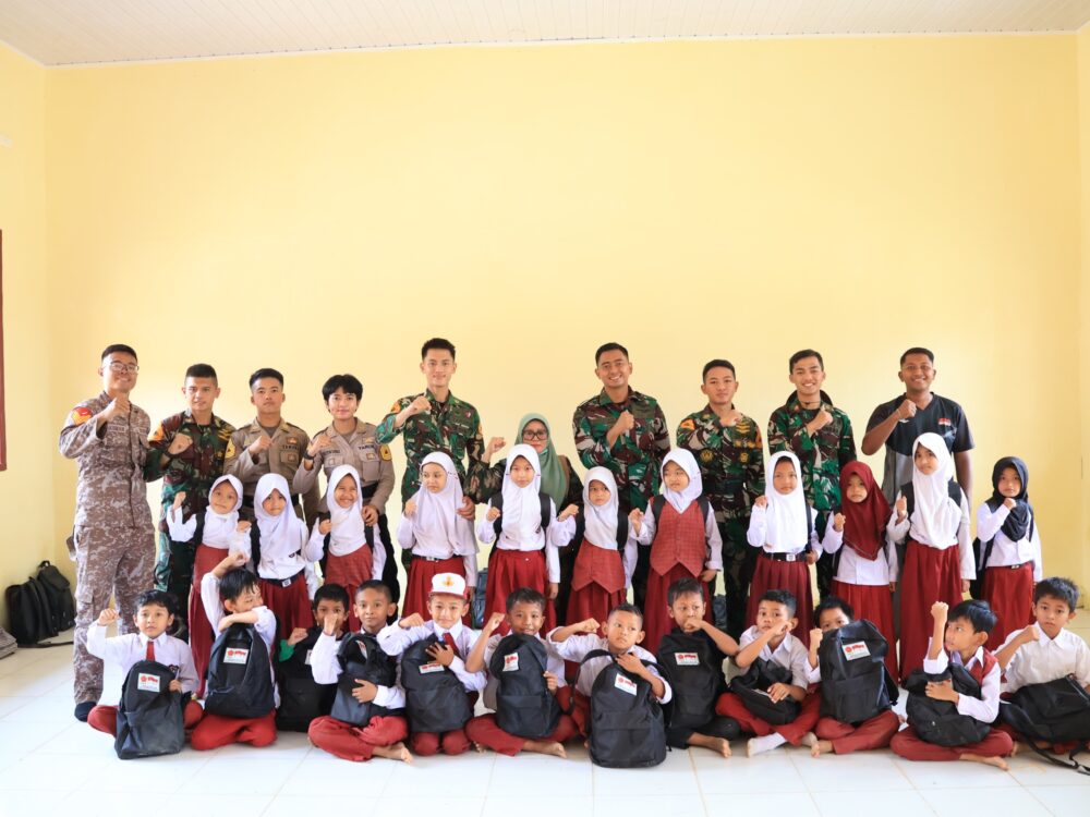Taruna AAU Bagikan Bantuan Perlengkapan Sekolah untuk Pelajar di Aceh Tamiang
