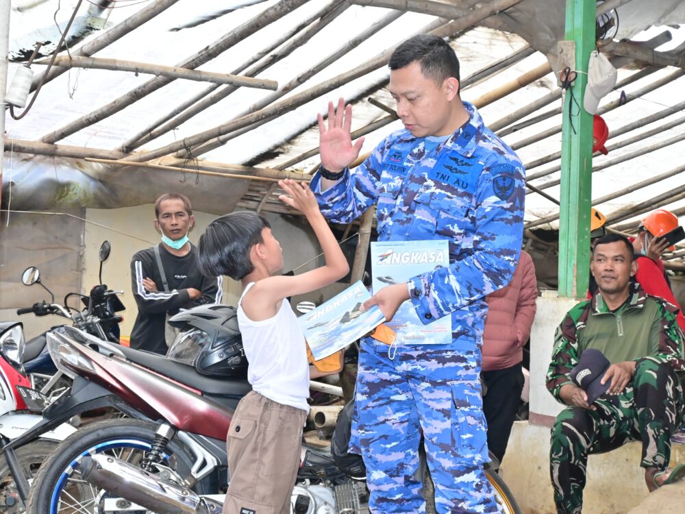 Lanud Husein Sastranegara Beri Dukungan Psikososial bagi Korban Longsor Cisarua Bandung Barat
