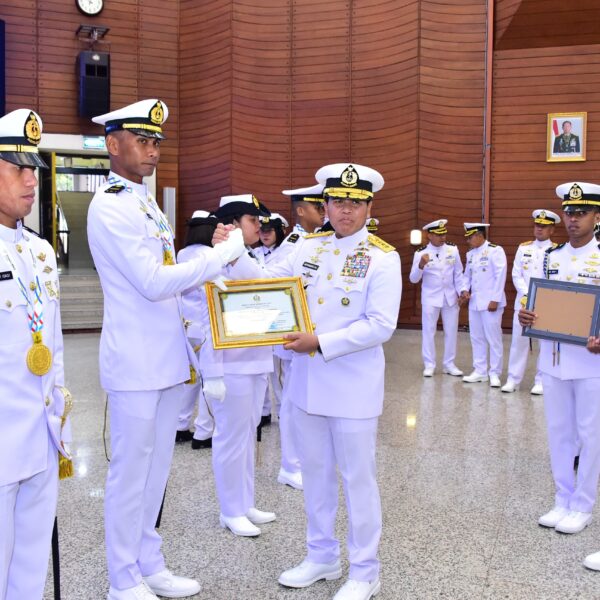 Pangkormar Hadiri Upacara Prasetya Perwira Diktupa Khusus TNI AL 2026, Dua Prajruit Marinir Berprestasi Resmi Dilantik