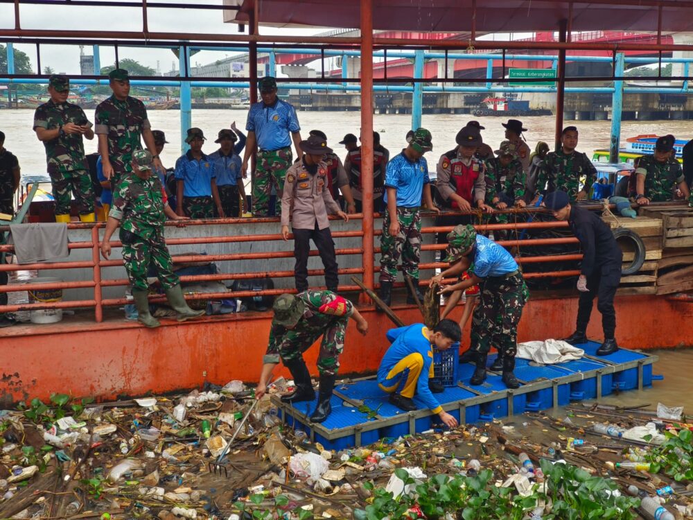 Lanud Sri Mulyono Herlambang dan Pemkot Palembang Bersihkan Sampah di Sungai Musi