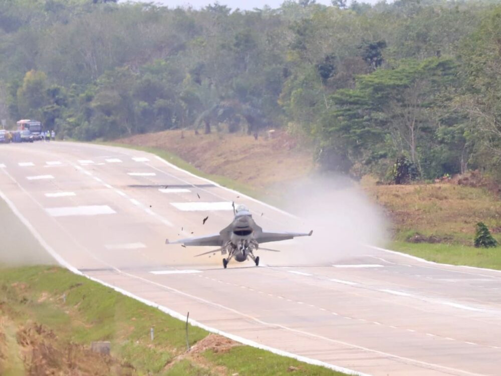 Pesawat Tempur TNI AU Uji Coba Pendaratan di Tol Lampung