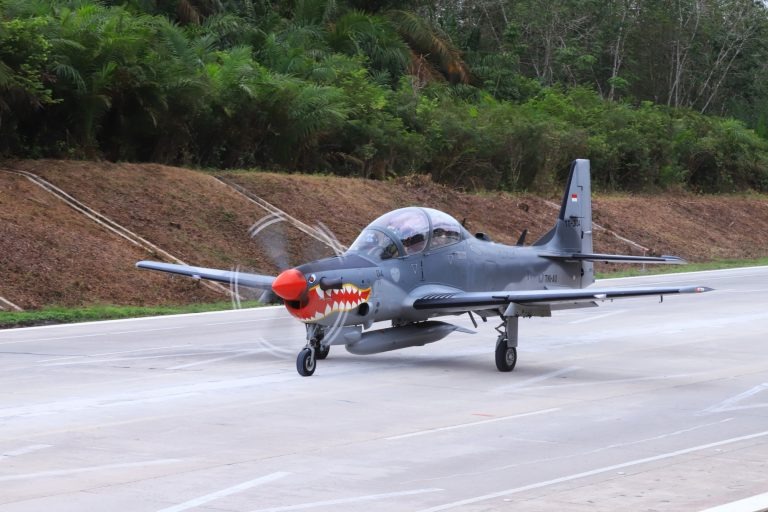 Perkuat Kesiapsiagaan Udara, Wamenhan RI Tinjau Kesiapan Uji Coba Pendaratan F-16 dan Super Tucano di Jalan Tol Lampung