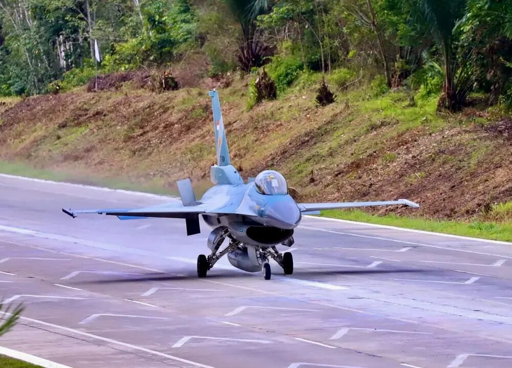 TNI Berhasil Laksanakan Uji Coba Pendaratan F-16 dan Super Tucano di Ruas Tol JTTS Lampung