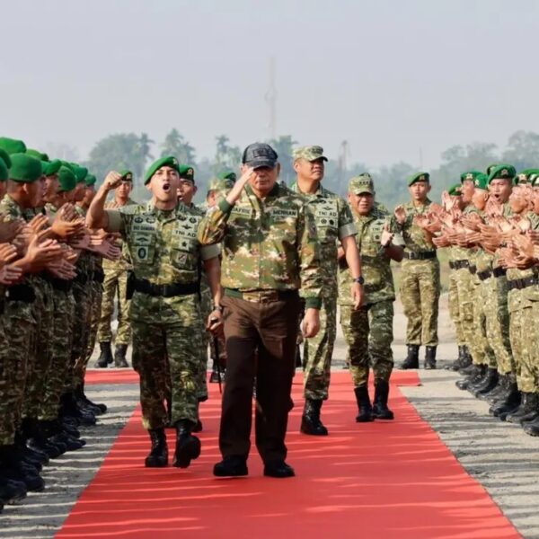 Wakil Panglima TNI Dampingi Menhan RI Kunjungi Yonif TP 852/ABY