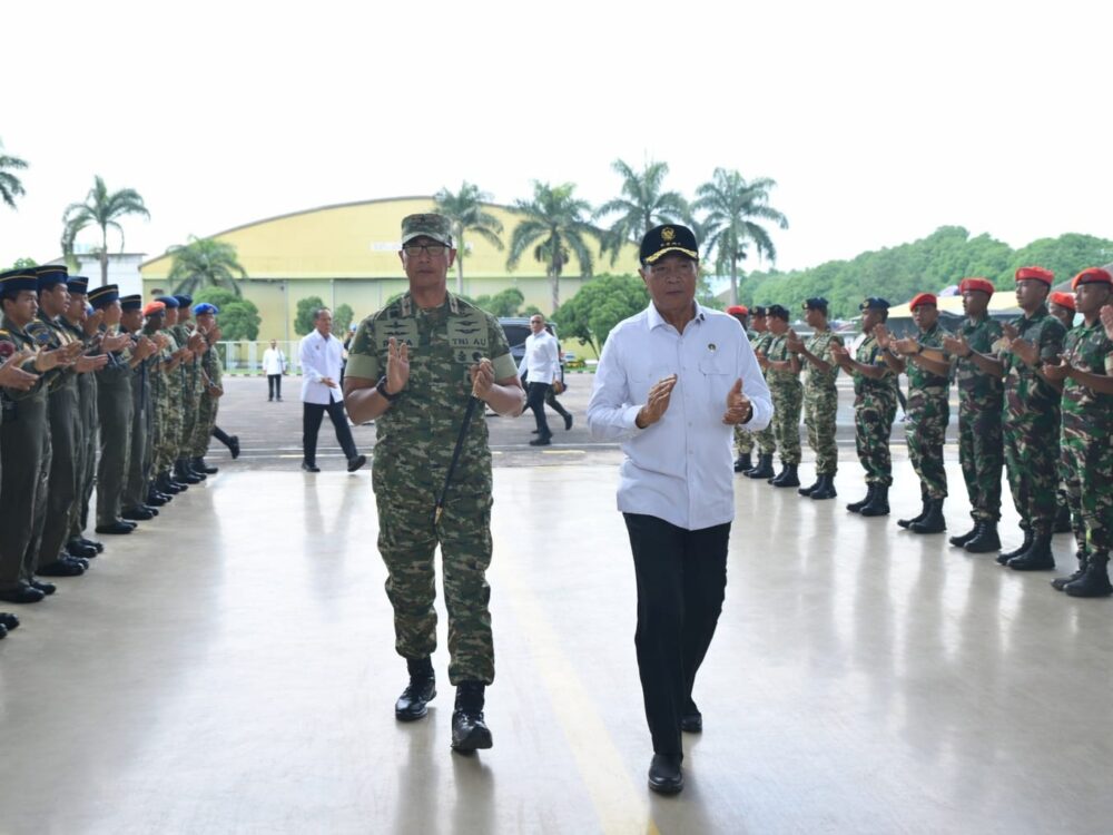 Komandan Lanud Abd Saleh Sambut Kedatangan Menkopolkam RI