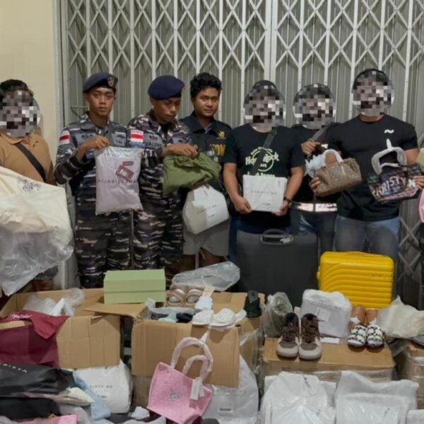 Selamatkan Kerugian Negara, TNI AL Gagalkan Penyelundupan Barang Branded di Perbatasan