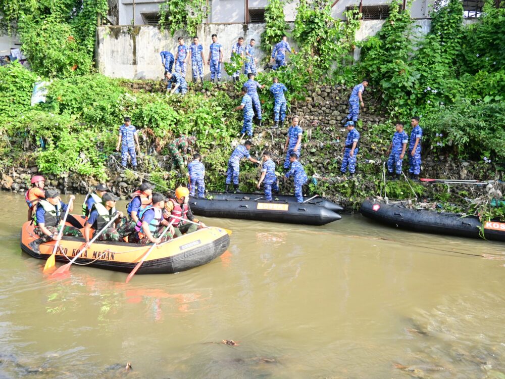 Prajurit Kosek I Gotong Royong Bersihkan Sungai Babura