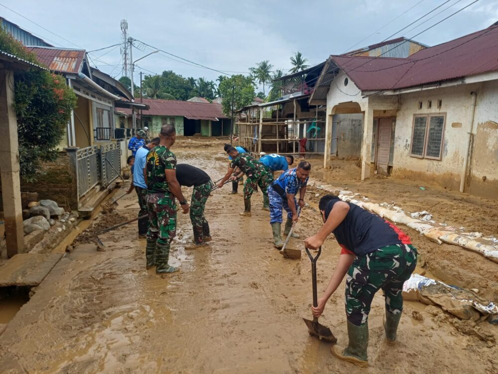 Lanud Sutan Sjahrir Lanjutkan Aksi Pembersihkan Pascabanjir di Tabing Banda Gadang