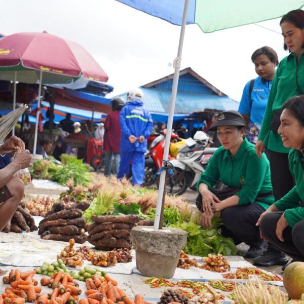 Persit KCK Daerah XVIII/Kasuari “SERBU” Pasar Wosi