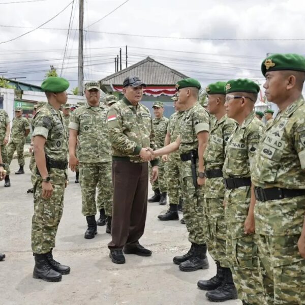Wapang TNI Dampingi Menhan RI Tinjau Yonif TP 888, Perkuat Pertahanan Negara