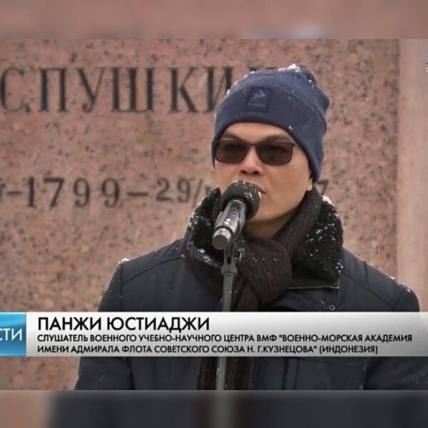 Tiga Perwira TNI AL Tampil dalam Peringatan Hari Sastrawan Agung Aleksander Sergevich Pushkin di Saint Petersburg