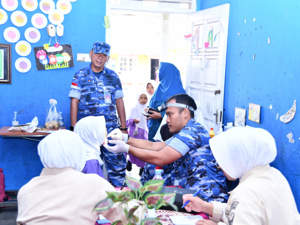 ‎Peduli Kesehatan Anak, RSAU Lanud Raden Sadjad Gelar Pemeriksaan THT di SDN 001 Ranai