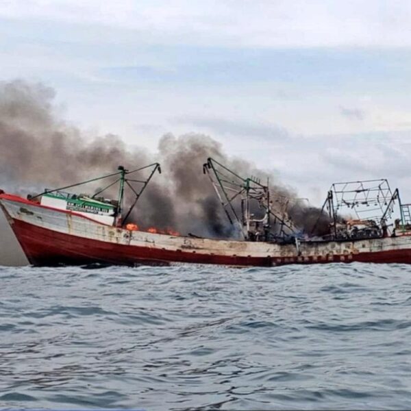 Reaksi Cepat TNI AL ABK KM. INTI Mariana 7 yang Terbakar di Selat Sunda
