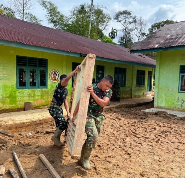Satgas Gulbencal Bersihkan Ulang SDN 158506 Tukka Pasca-Banjir Susulan