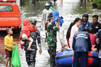 Aksi Cepat Lanal Bali Evakuasi Warga Terjebak Banjir Setinggi Pinggang di Denpasar Aksi Cepat Lanal Bali Evakuasi Warga Terjebak Banjir Setinggi Pinggang di Denpasar