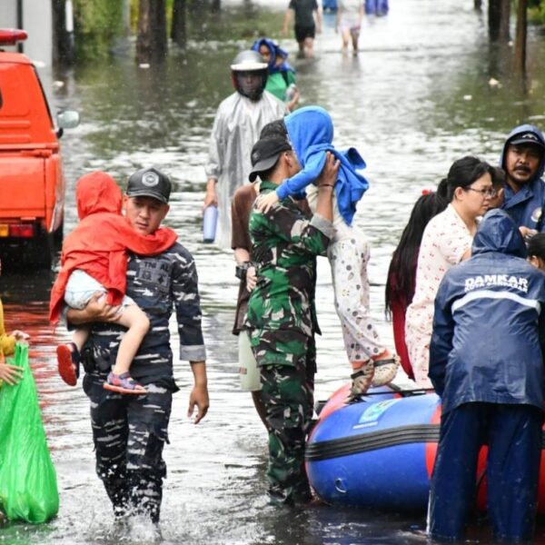 Aksi Cepat Lanal Bali Evakuasi Warga Terjebak Banjir Setinggi Pinggang di Denpasar