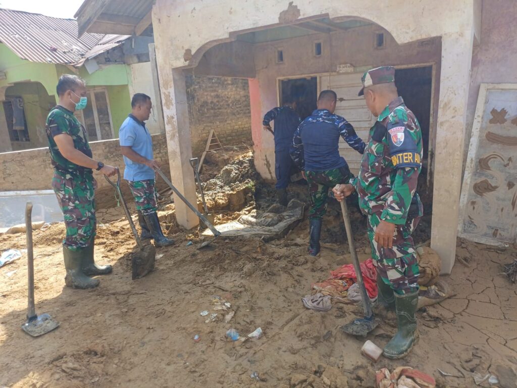 Bantu Warga, Lanud Sutan Sjahrir Bersihkan Sisa Lumpur Banjir di Padang
