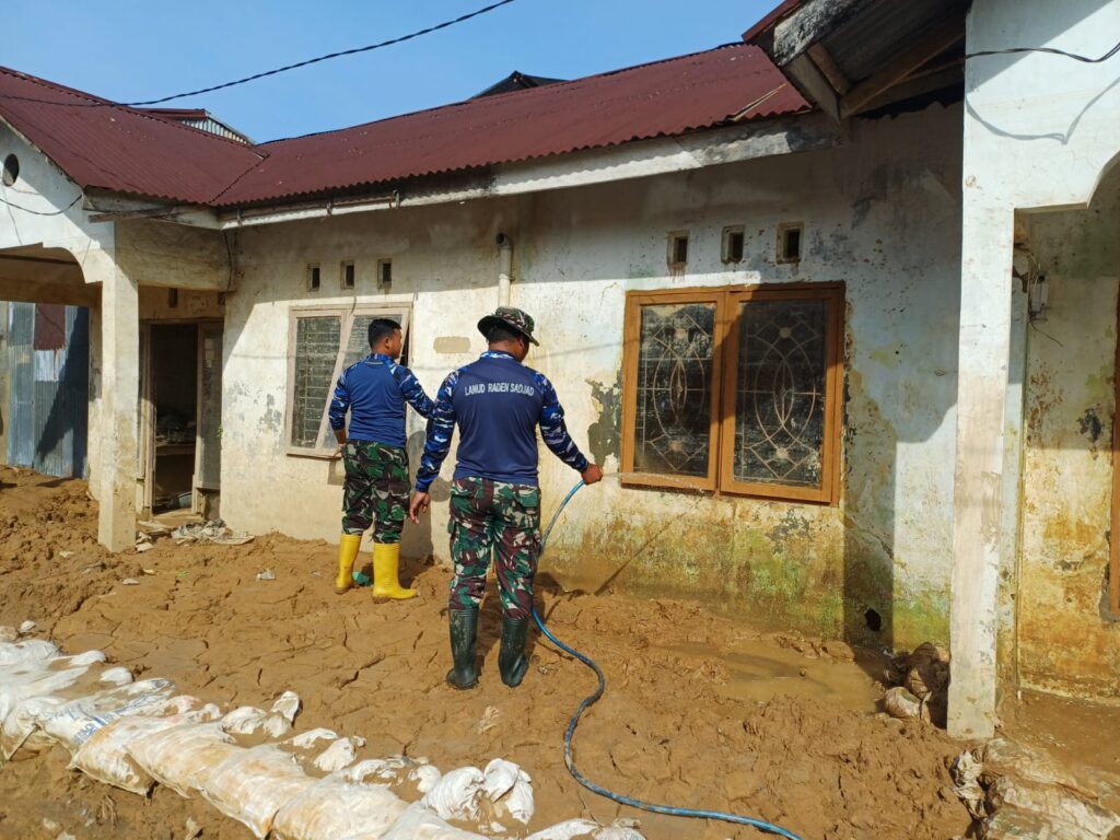 Bantu Warga, Lanud Sutan Sjahrir Bersihkan Sisa Lumpur Banjir di Padang