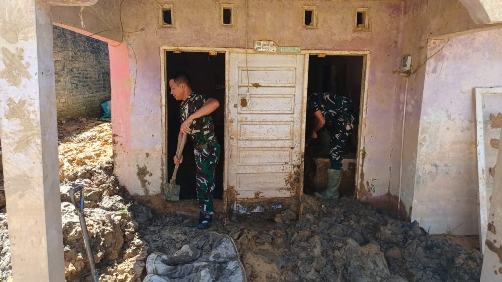 Bantu Warga, Lanud Sutan Sjahrir Bersihkan Sisa Lumpur Banjir di Padang