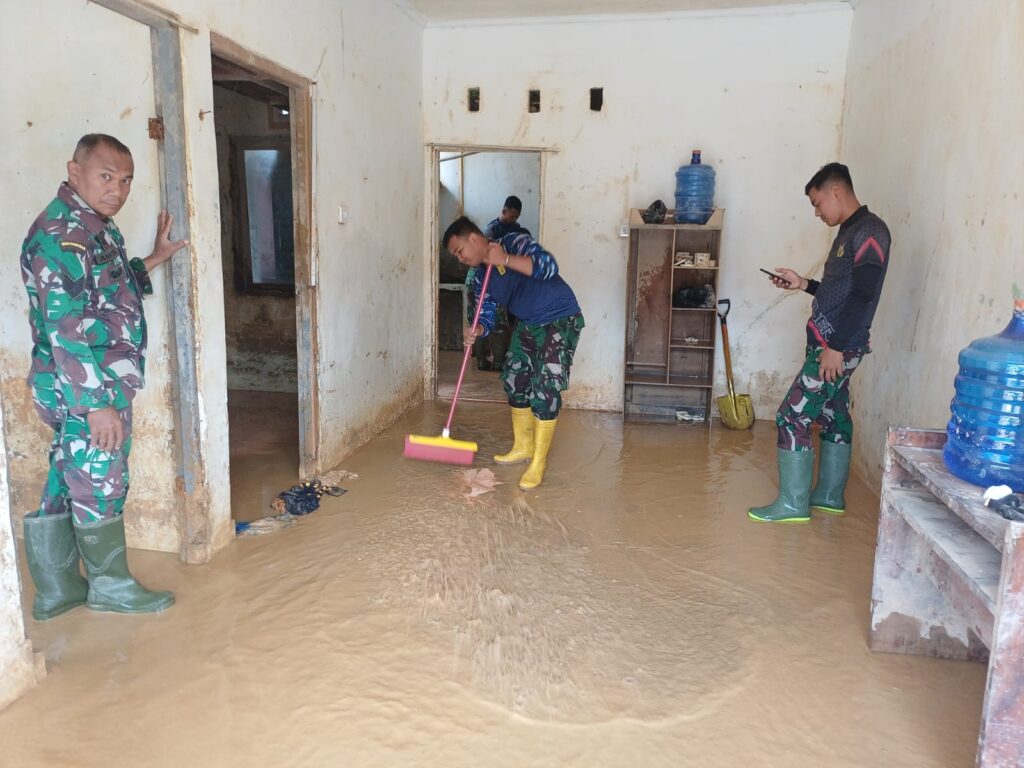 Bantu Warga, Lanud Sutan Sjahrir Bersihkan Sisa Lumpur Banjir di Padang