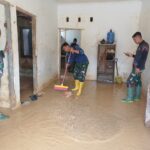 Bantu Warga, Lanud Sutan Sjahrir Bersihkan Sisa Lumpur Banjir di Padang