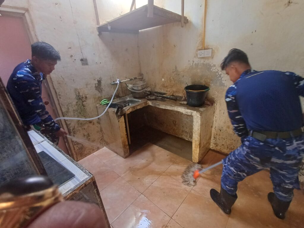 Bantu Warga, Lanud Sutan Sjahrir Bersihkan Sisa Lumpur Banjir di Padang