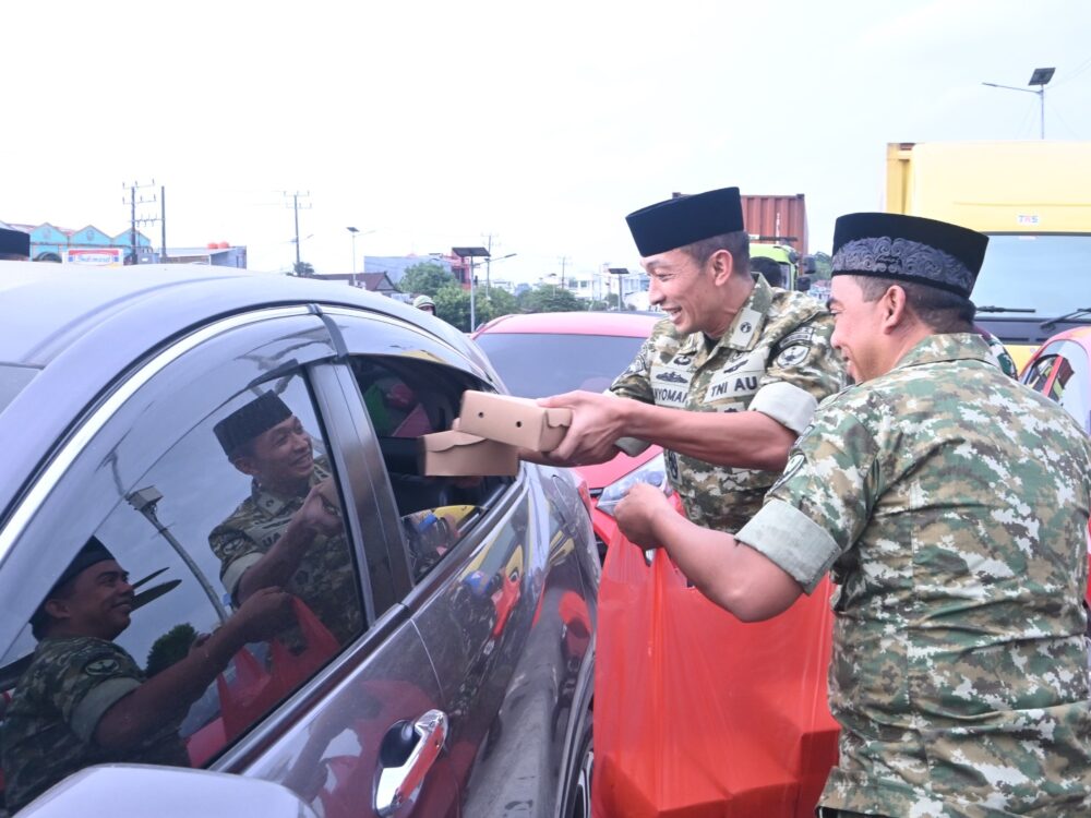 Hangatnya Ramadan: Lanud Sultan Hasanuddin Berbagi Takjil di Makassar