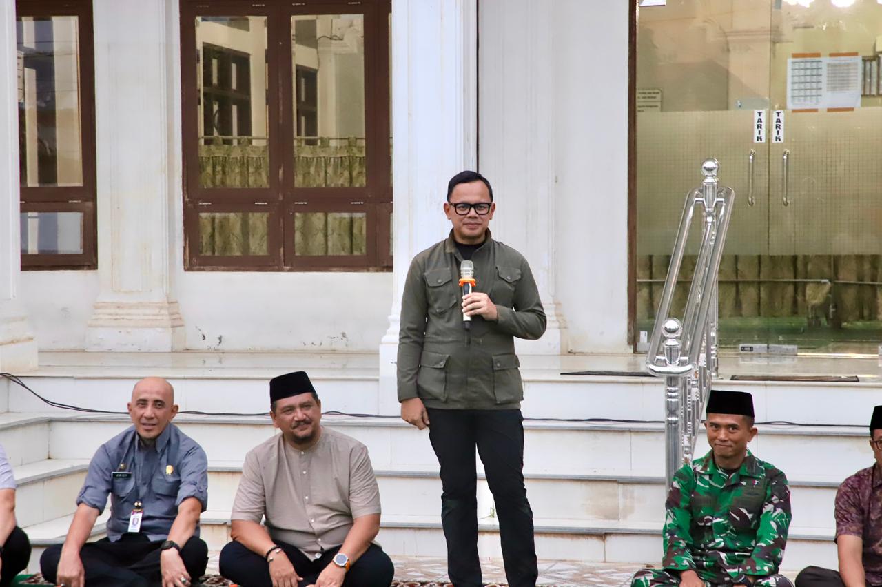 Wamendagri Bima Arya Buka Puasa Bersama Warga Aceh Tamiang di Sela Penarikan Praja IPDN
