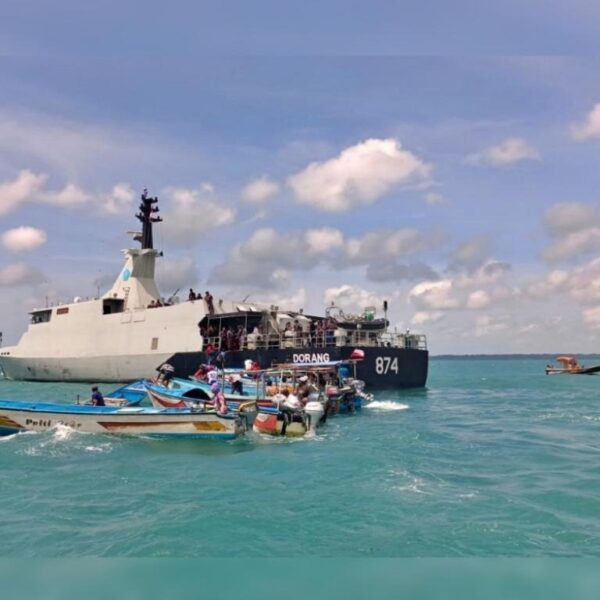 Operasi Trisila-26: TNI AL Distribusikan Paket Sembako untuk Nelayan di Kepulauan Aru